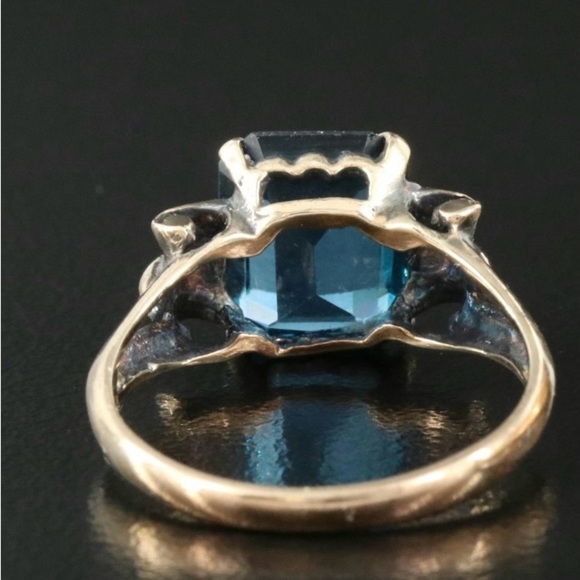 Vintage Solid yellow gold blue glass ring